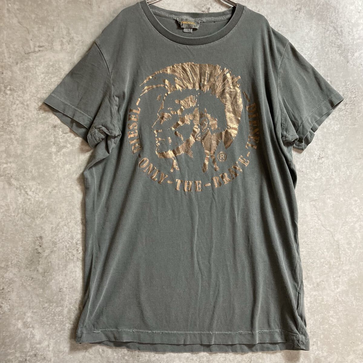 古着 DIESEL ディーゼル 箔プリントTシャツ メンズ Sサイズ カーキグレー ブランドロゴ 人物プリント拍卖
