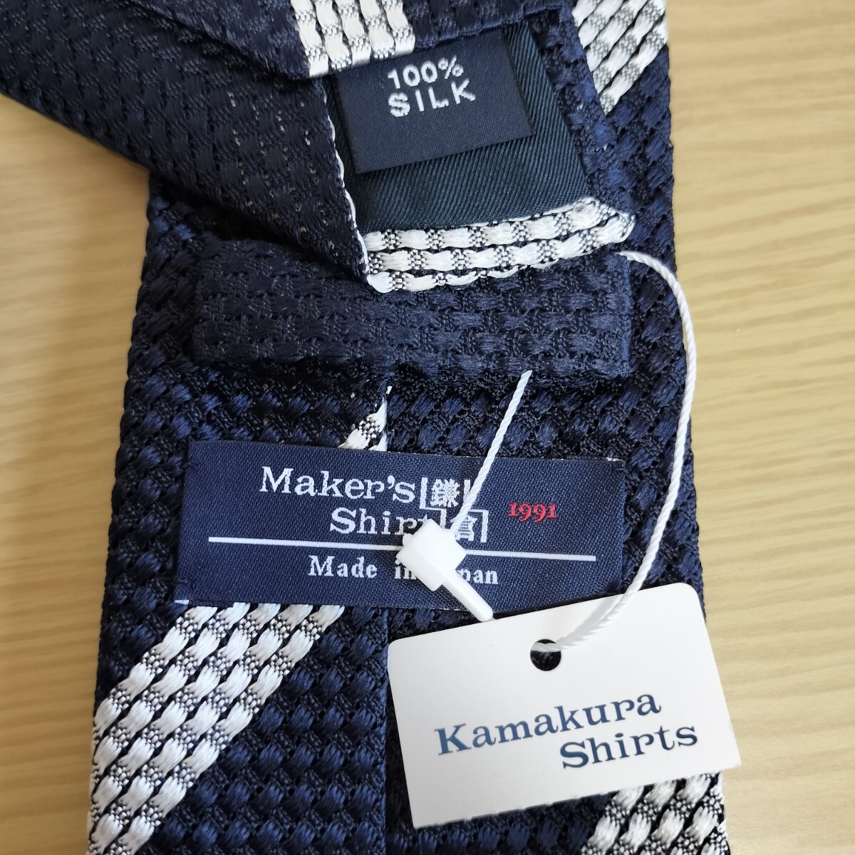 Maker's Shirt鎌倉シャツメーカーズシャツカマクラ鎌倉 シルク紺色シルバーストライプ模様ネクタイ新品 未使用 タグ付き拍卖