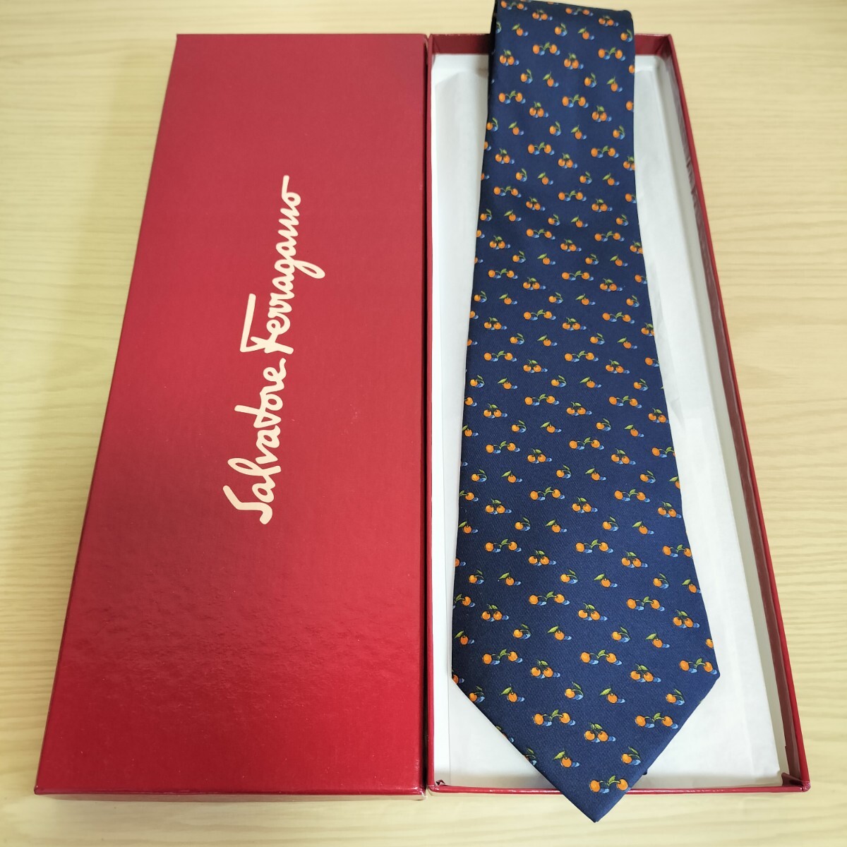 Salvatore Ferragamo(サルヴァトーレフェラガモ)青ミニオレンジ葉っぱ付き模様ネクタイ拍卖