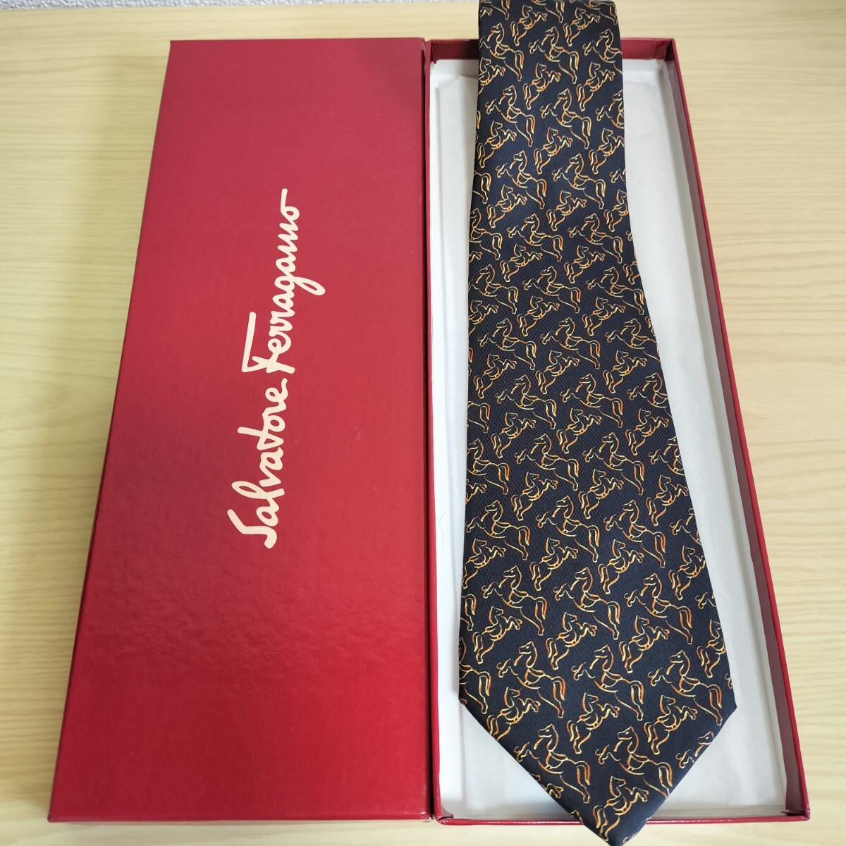 Salvatore Ferragamo(サルヴァトーレフェラガモ)紺色馬彫刻模様ネクタイ拍卖