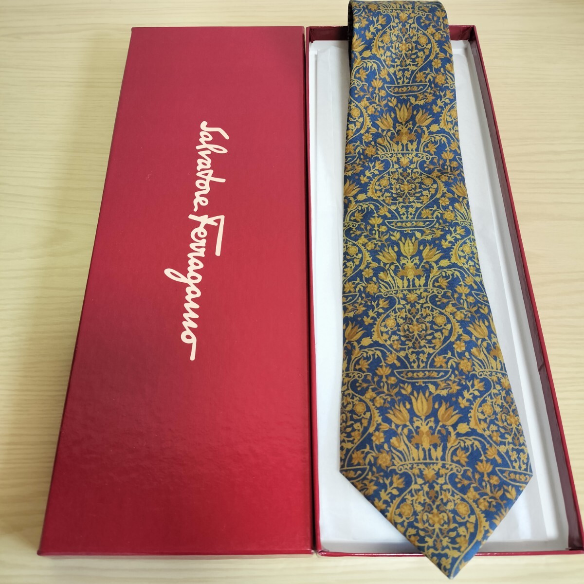 Salvatore Ferragamo(サルヴァトーレフェラガモ)紺色土色壺花模様ネクタイ拍卖