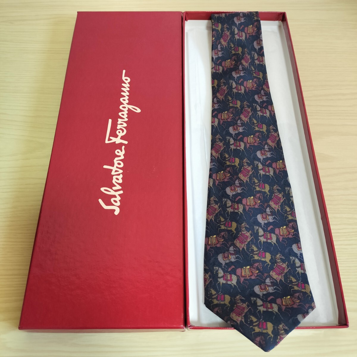 Salvatore Ferragamo(サルヴァトーレフェラガモ)ダーク紺色馬地団駄模様ネクタイ拍卖