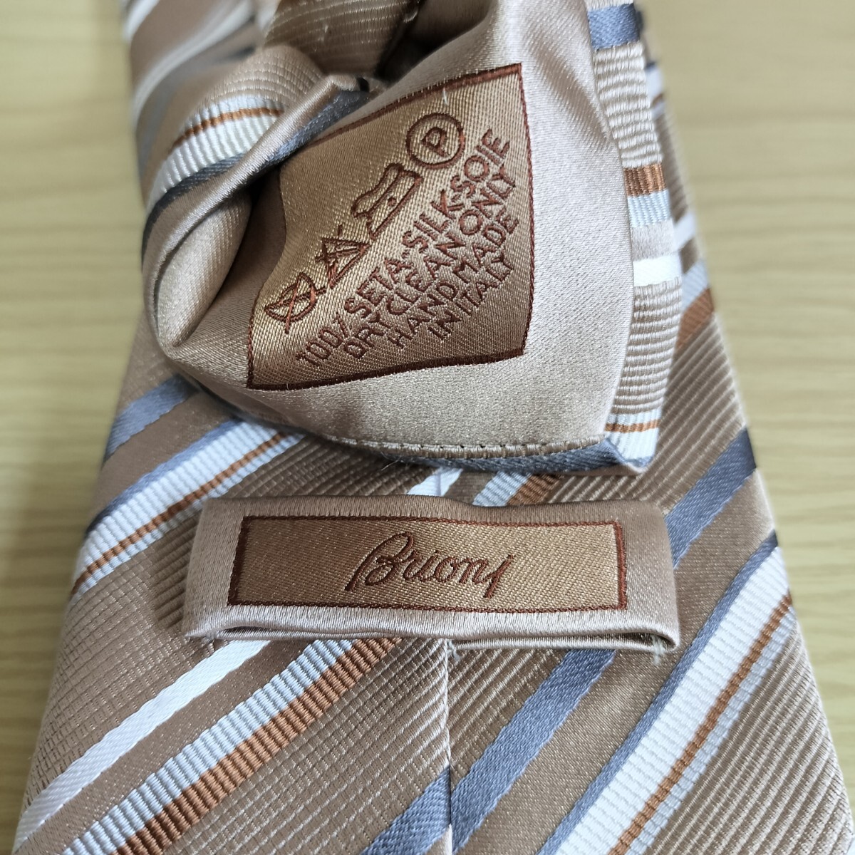 ブリオーニ(BRIONI)ベージュ灰色シルバー茶線ストライプネクタイ拍卖