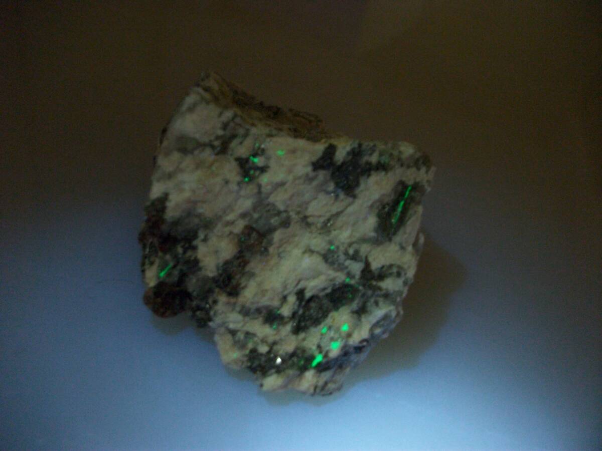 国産鉱物 山口県 石井 燐灰ウラン鉱 強蛍光 蛍光鉱物 ハイグレード 定型外発送拍卖