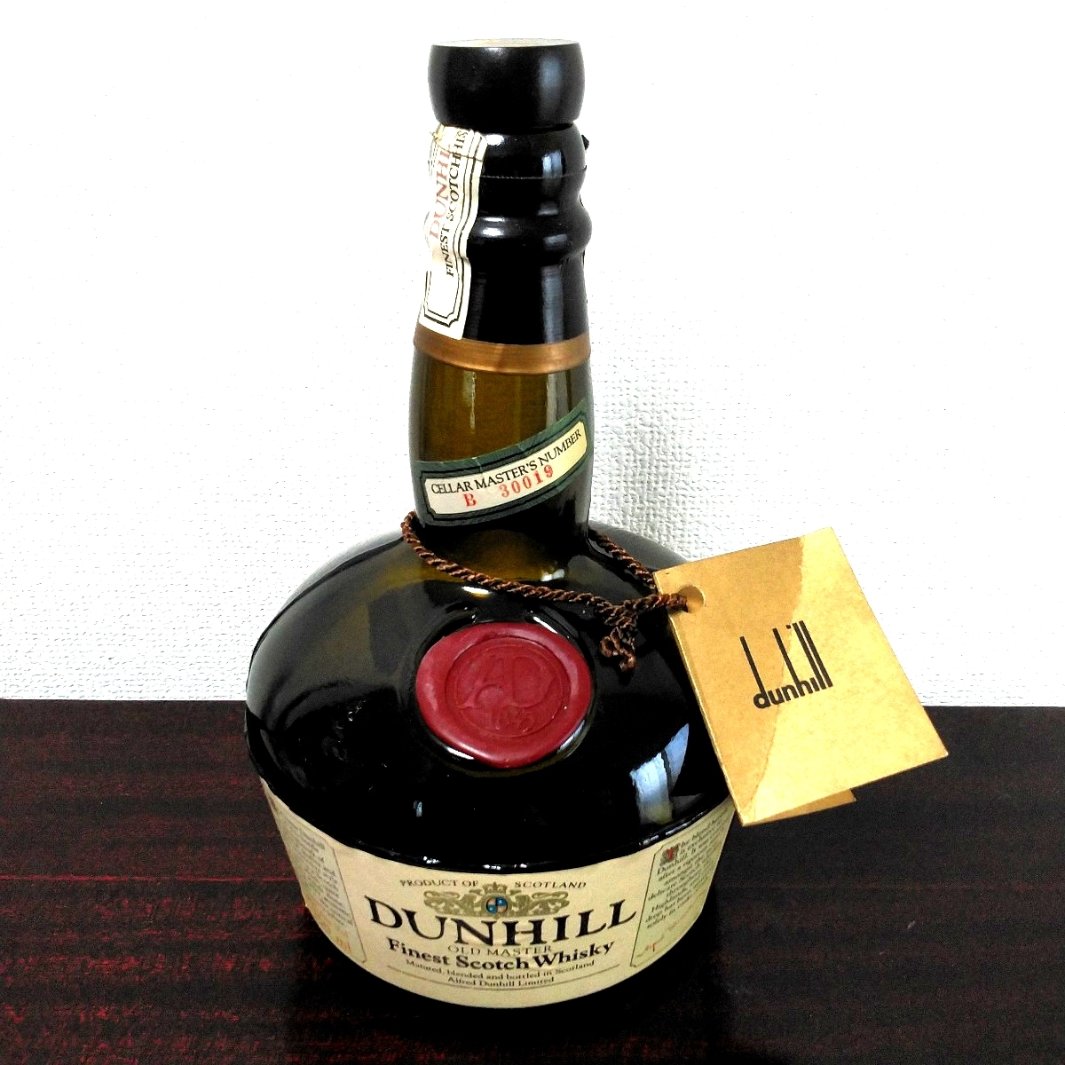 ■『Dunhill Finest Scotch Whisky』空き瓶1本。恐縮乍ら1981年の帰路 London Heathrow 空港免税店コーナーで購入時の【空き瓶】です。拍卖