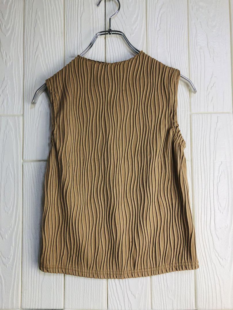 Dazy ベージュ 波状プリーツ ノースリーブシャツ XSサイズ拍卖