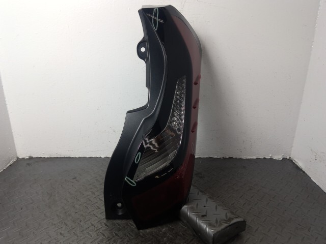 アクア 6AA-MXPK11 右 テール ランプ ライト 81551-52F30拍卖