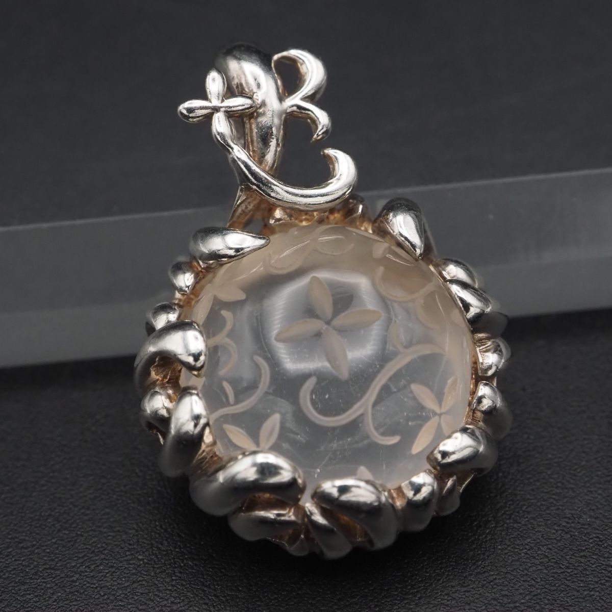 C207 UZU ウズ 水晶 SV刻印 ペンダント トップ フラワー 彫刻 デザイン シルバー チャーム ヘッド拍卖