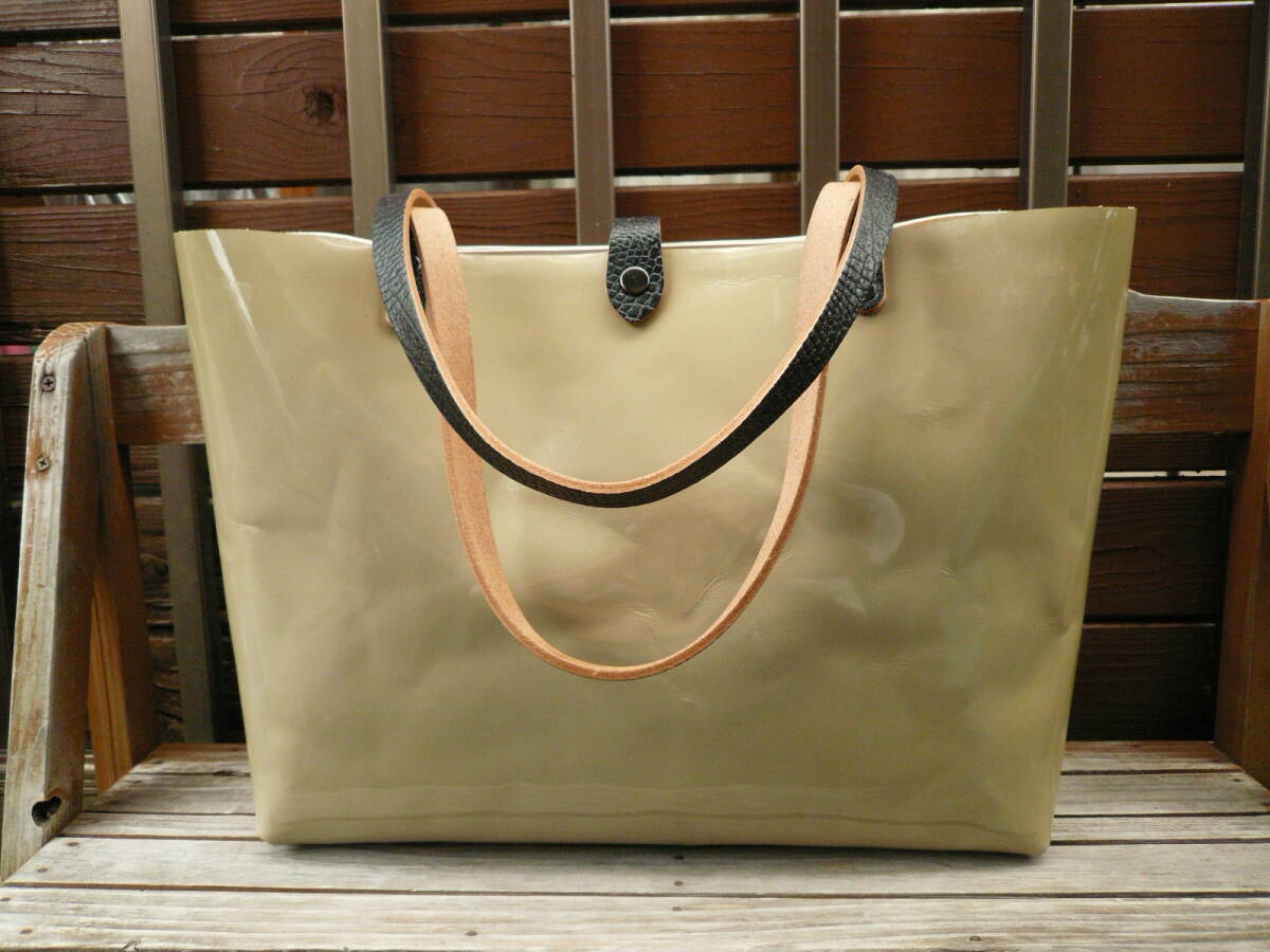 ●厚手硬めレザートートバッグ●ハリありレザー●ハンドメイド ボタン付●持ち手ヌメ革黒●217拍卖