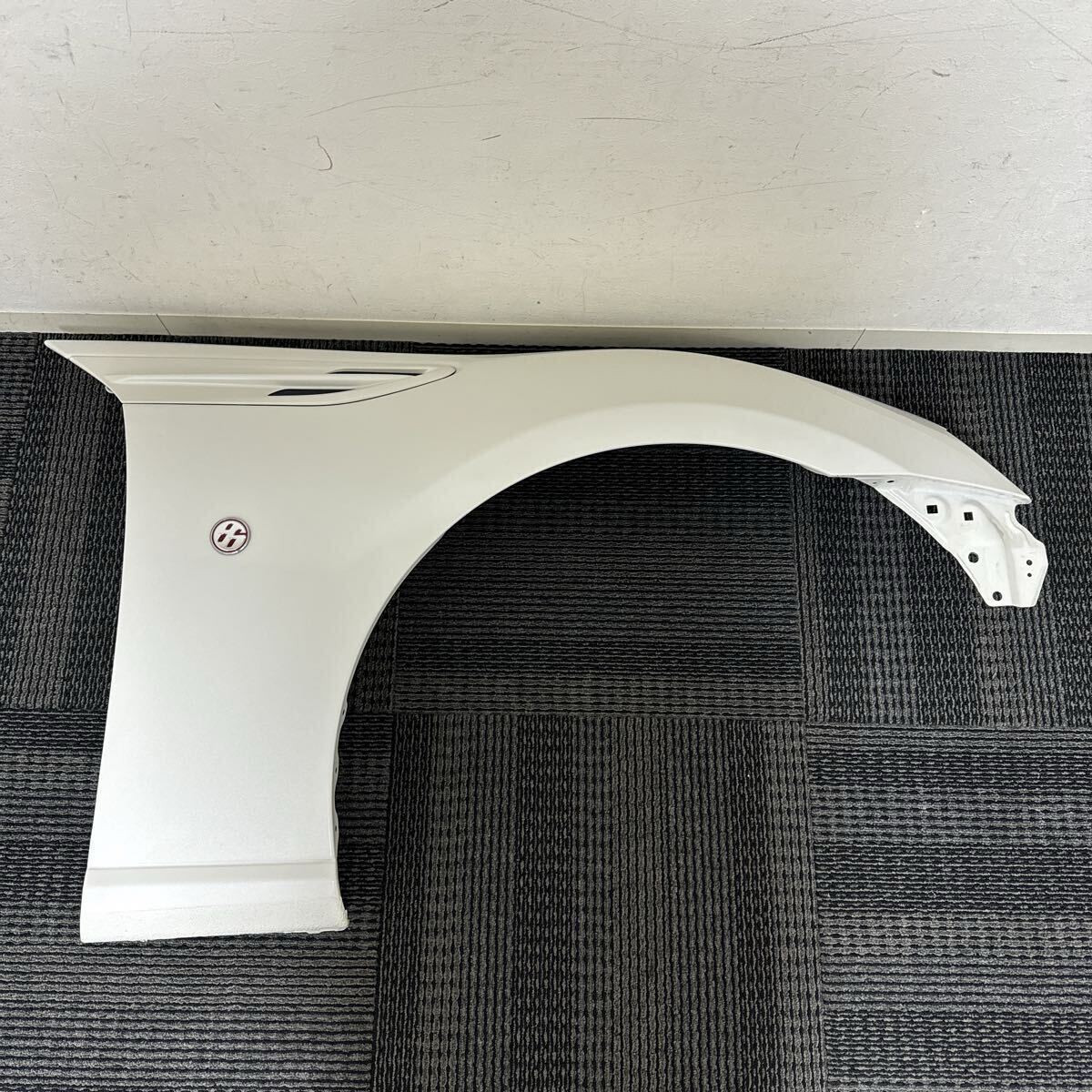 超美品 トヨタ 86 ZN6 ハチロク 後期 純正 フロントフェンダー 右 運転席 ガーニッシュ付き K1X クリスタルホワイトパール 白拍卖