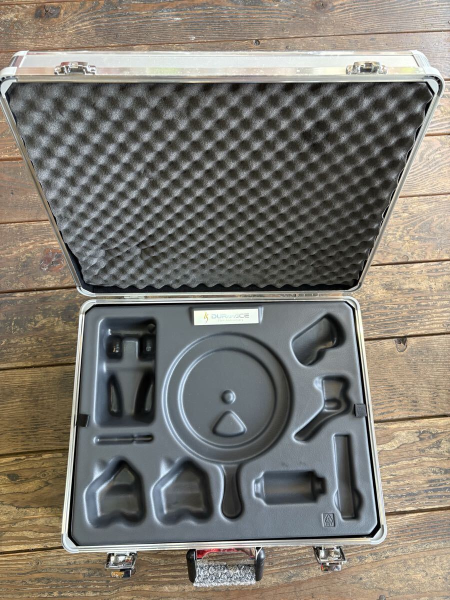 未使用 ビンテージ『シマノ デュラエース 25周年記念モデル 空箱』ジュラルミンケース(画像が全て)大きさ 51×43×19cm アルミケース 鍵付拍卖
