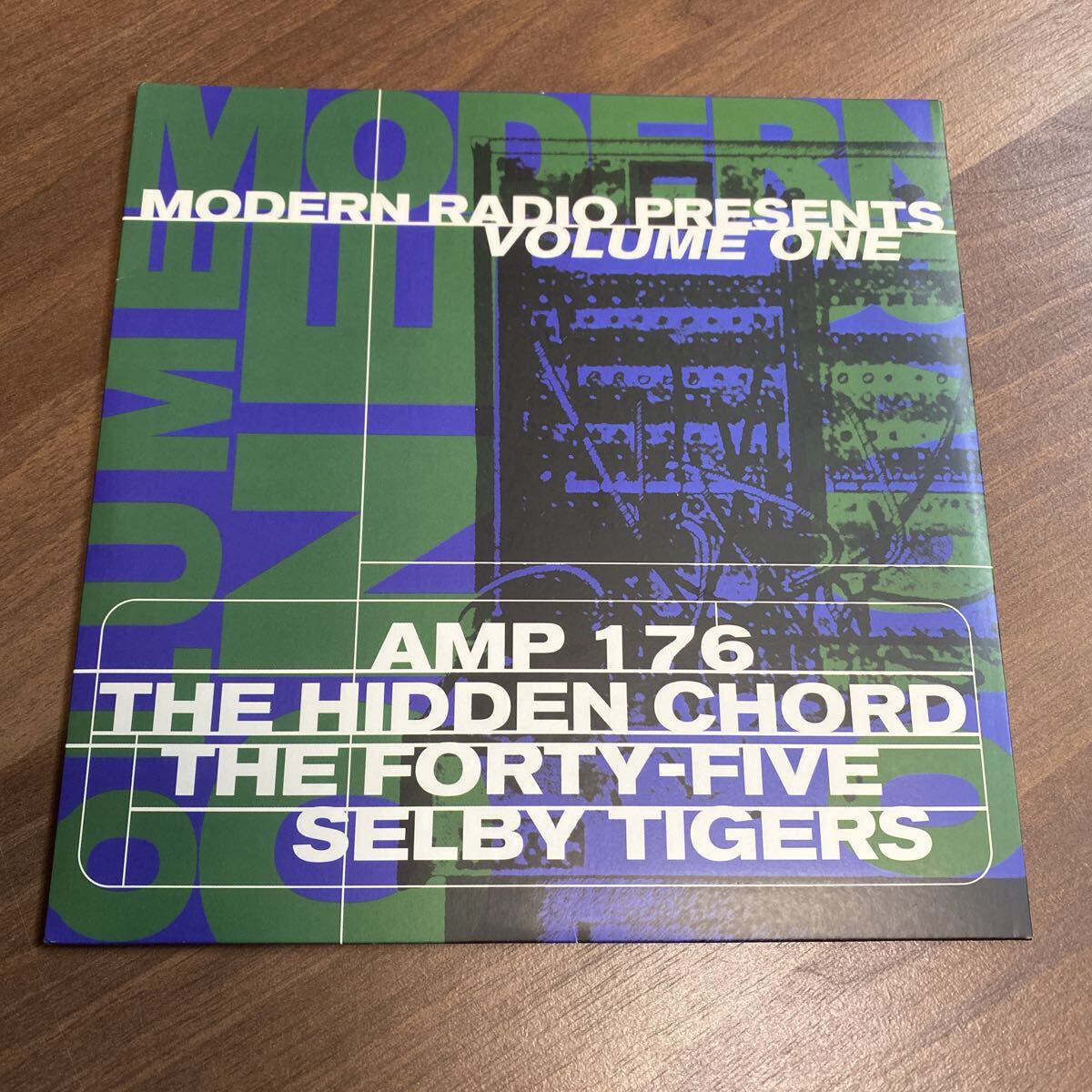【同梱可】■Amp 176, The Hidden Chord, The Forty-Five, Selby Tigers Modern Radio Presents Volume One (7インチ)☆ 70815★MRRL-005拍卖