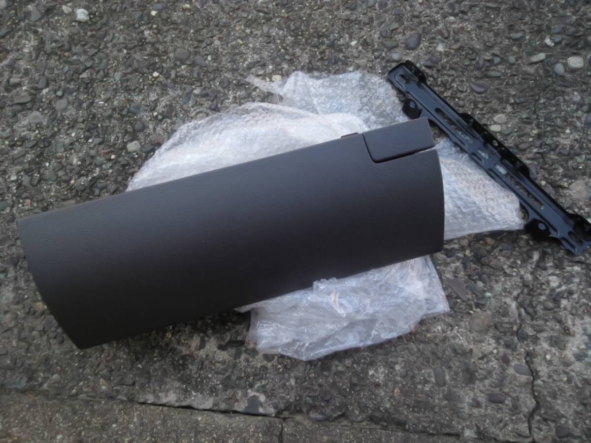 初代アルファード10系のトヨタ純正オプションの2DIN嵌め込み用グローブボックスパネル中古品セット拍卖