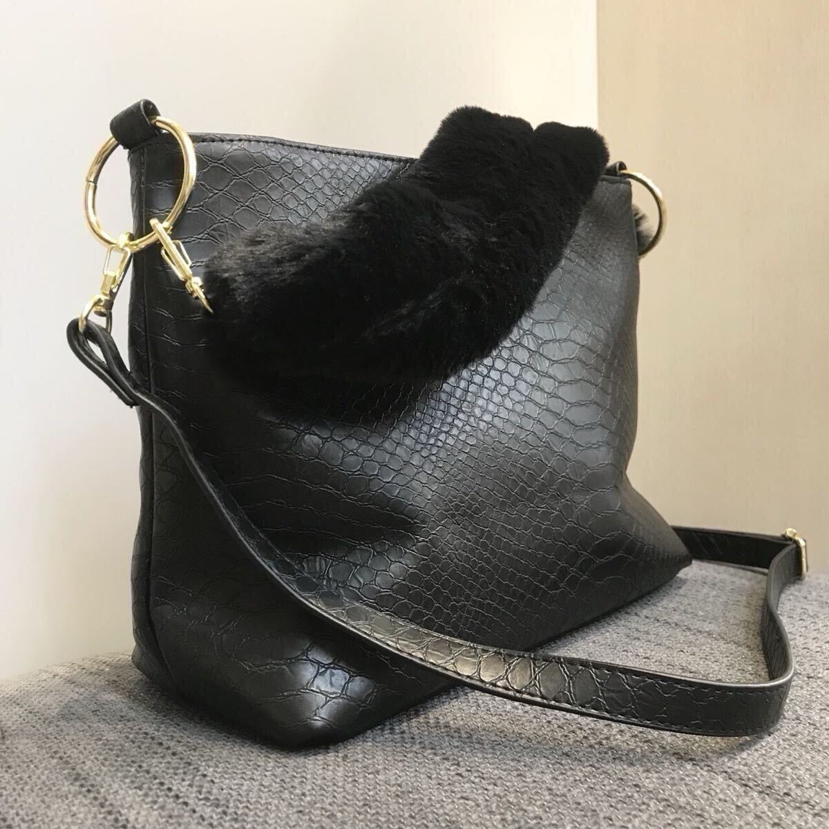 【特価SALE】バッグ レディース 綺麗 人気 バッグ ふわふわ ファー パイソン ブラック拍卖