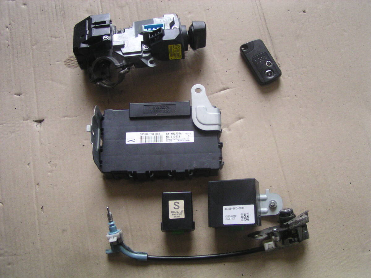 ☆ GE8 フィットRS 5MT キーレス キーシリンダーセット拍卖