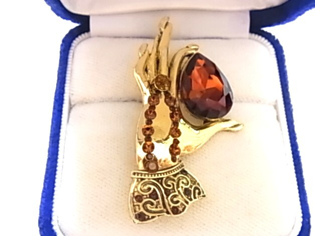 ▲未使用 ハンドモチーフ 手にガーネットトーンのイミテーションストーンを持つデザイン キラキラ系 ハロウィン等にも素敵なブローチ拍卖