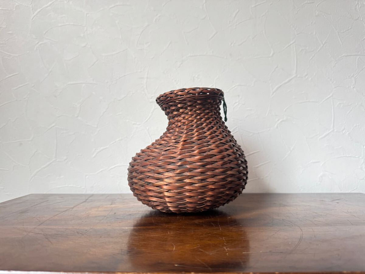 時代物 うずくまる 竹編 掛花入 花籠 竹網 花籃 古美術 茶道具 華道具 煎茶道具 骨董 アンティーク 竹籠 古民家 拍卖