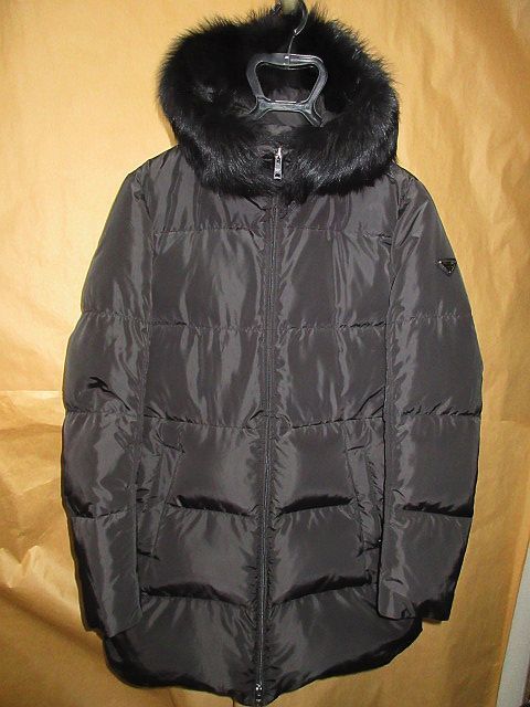 プラダ PRADA 23AW 29E117 三角 ロゴ プレート シープ ファー フード ダウン コート 黒 40 国内正規品拍卖
