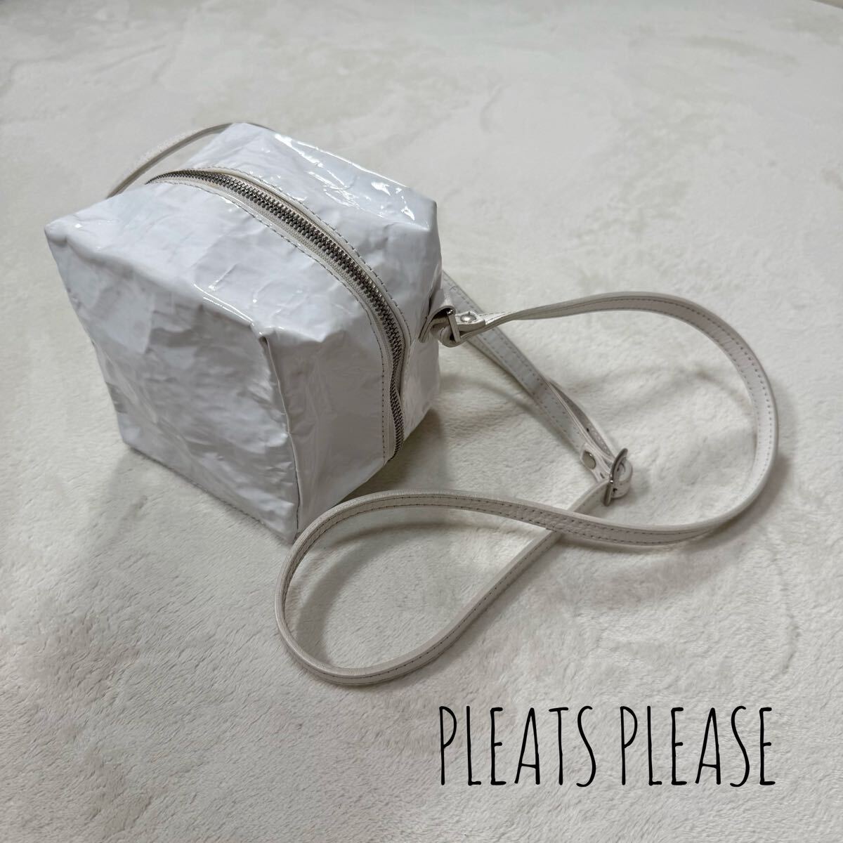 PLEATS PLEASE ISSEY MIYAKE ショルダーバッグ ホワイト プリーツプリーズ イッセイミヤケヌガー NOUGAT エナメル ショルダー ミニバッグ拍卖