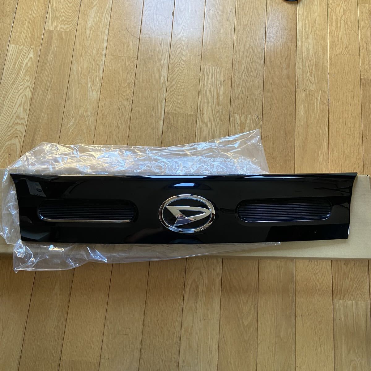 タント LA650S ラジエーターグリルガーニッシュ エンブレム拍卖