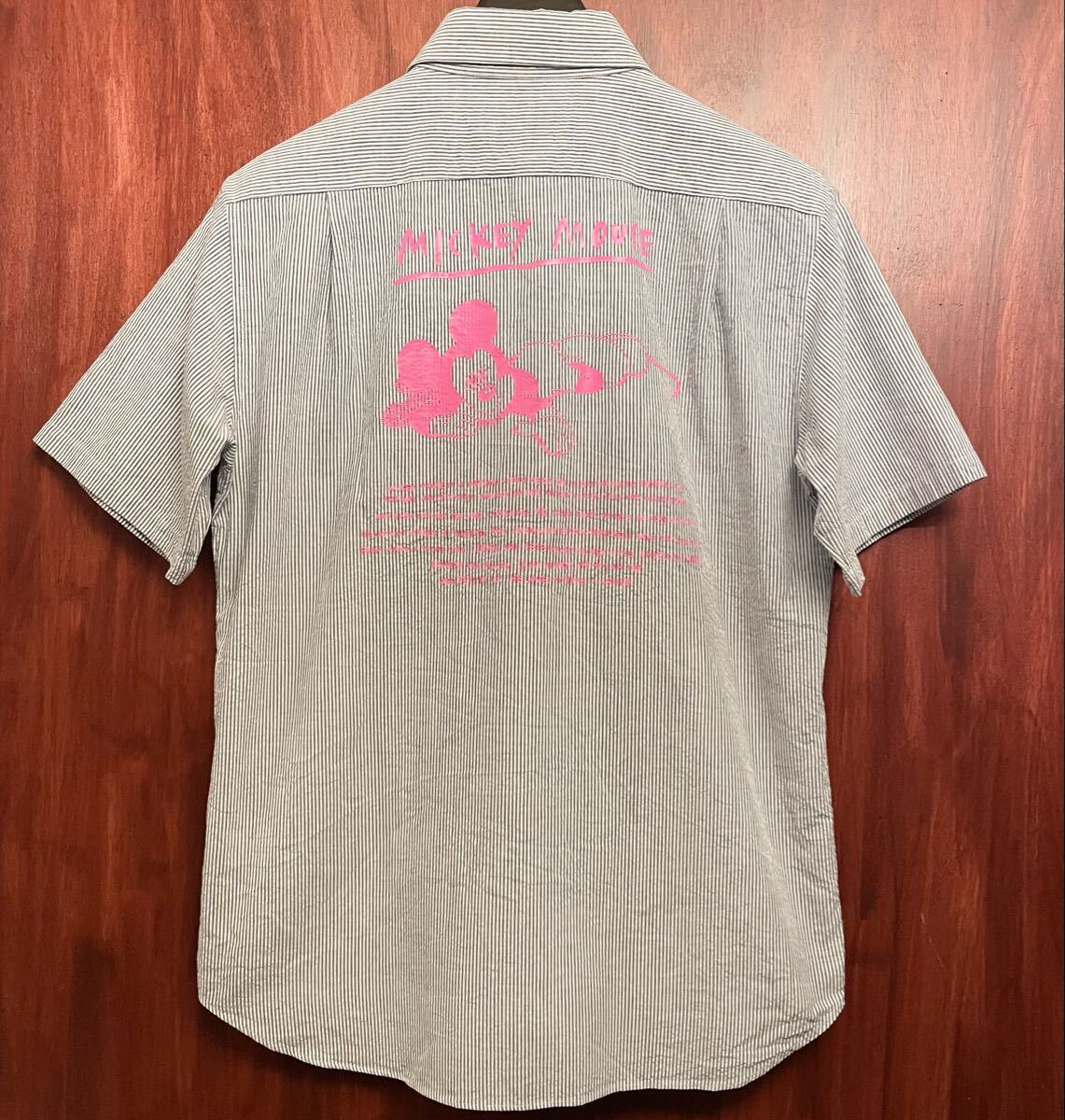 MADE IN JAPAN製 XLARGE × DiSNEY MICKEY MOUSE バックプリント入り ストライプ柄 半袖シャツ ネイビー×ホワイト Mサイズ ディズニー拍卖