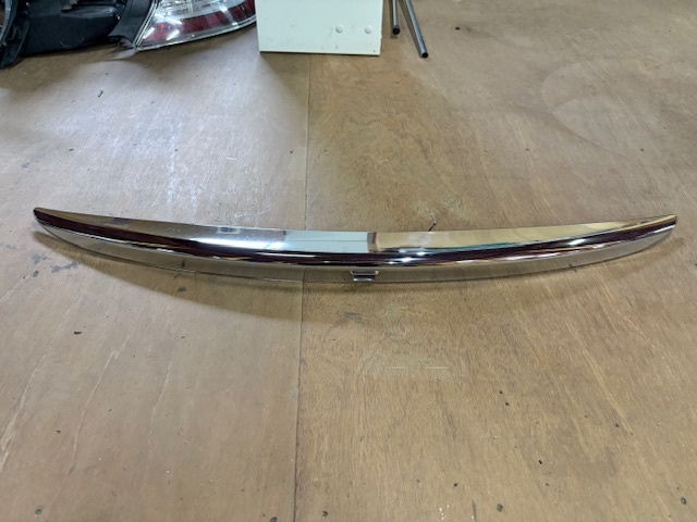 MIMN★H20 スカイラインクーペ V36★純正 リアガーニッシュ/メッキモール/カメラ付き★前期/370GT/日産/NISSEN/部品取り車拍卖
