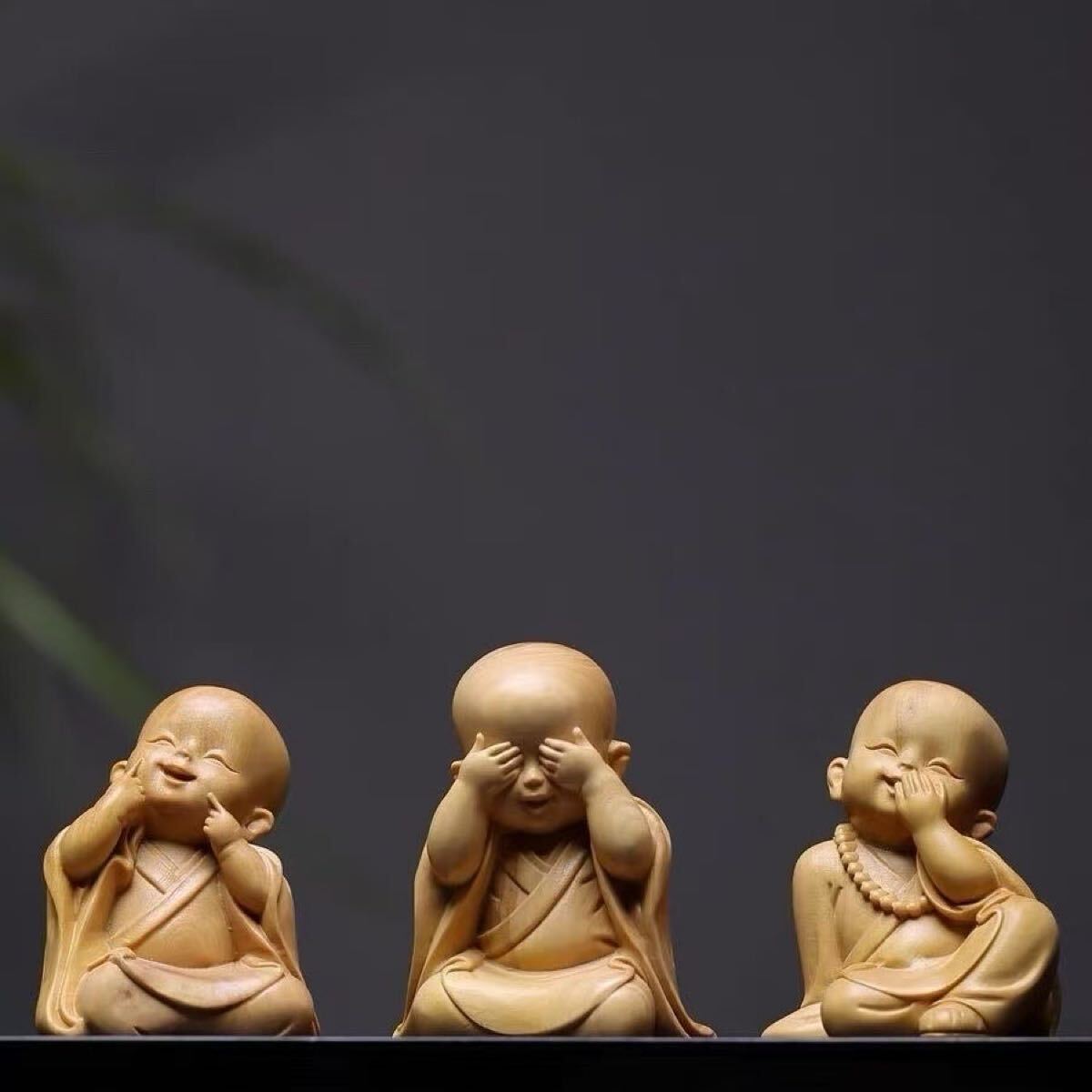 仏教美術 高級柘植木彫り 天然木彫刻 静思 木彫り 可愛い小僧オブジェ 置物仏工芸品 仏像 3種セット 美品 高さ約7cm拍卖