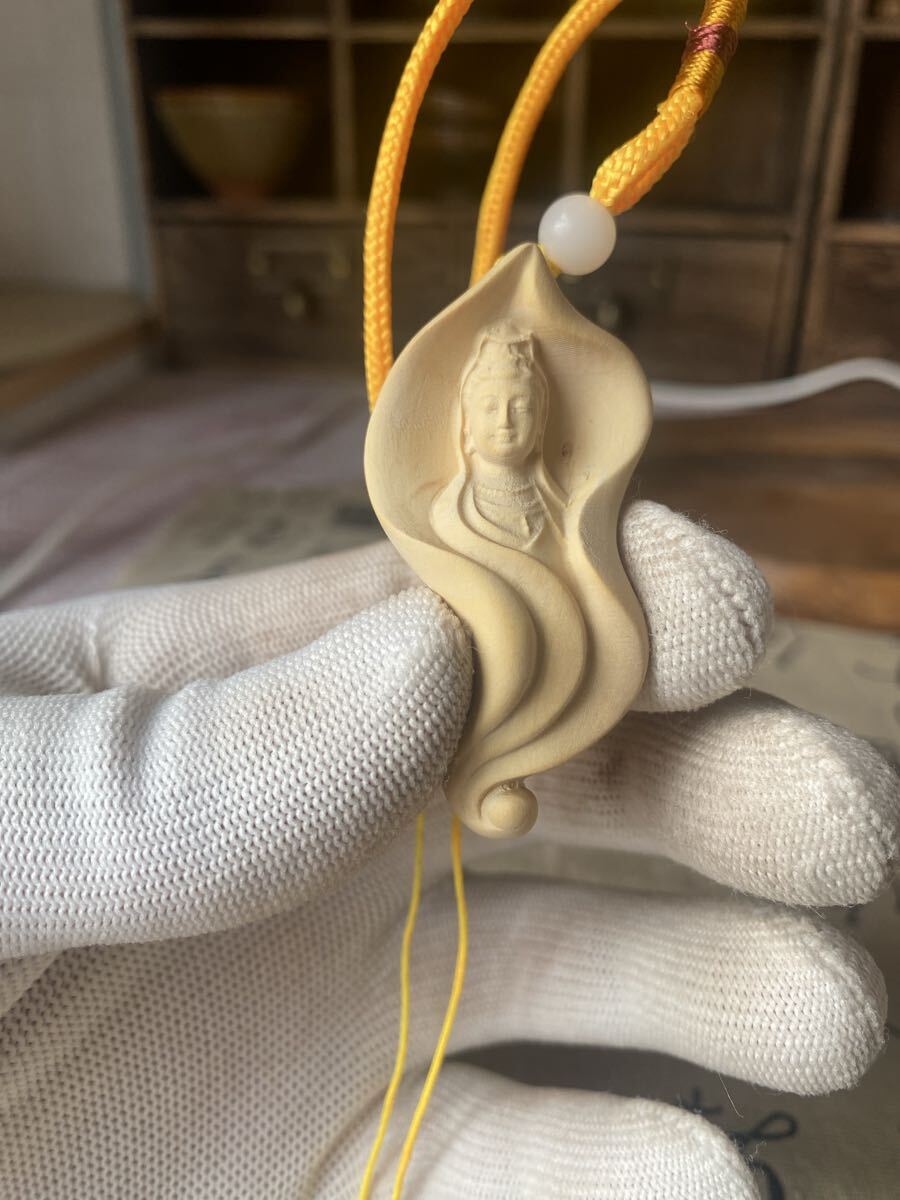 送料無料 葉っぱ観音菩薩 細密木彫 繊細彫刻 柘植 ツゲ 観世音菩薩 観音様 お守り 仏教美術 ご本尊 高さ6.5cm 根付 ストラップ拍卖