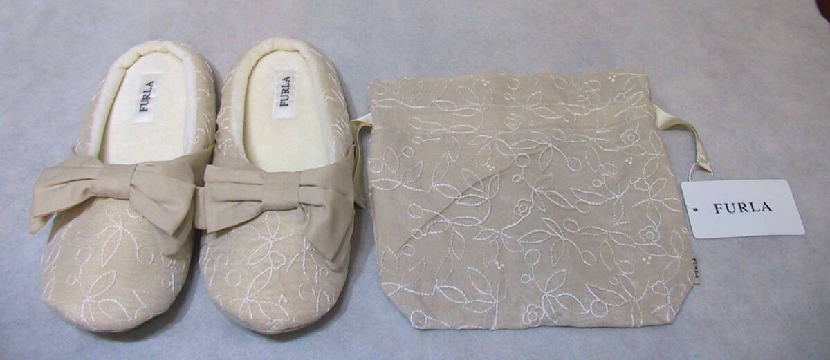 新品 フルラ/FURLA ルームシューズ 巾着袋付き ベージュ アウトソール最長25.5㎝ 未使用品です拍卖