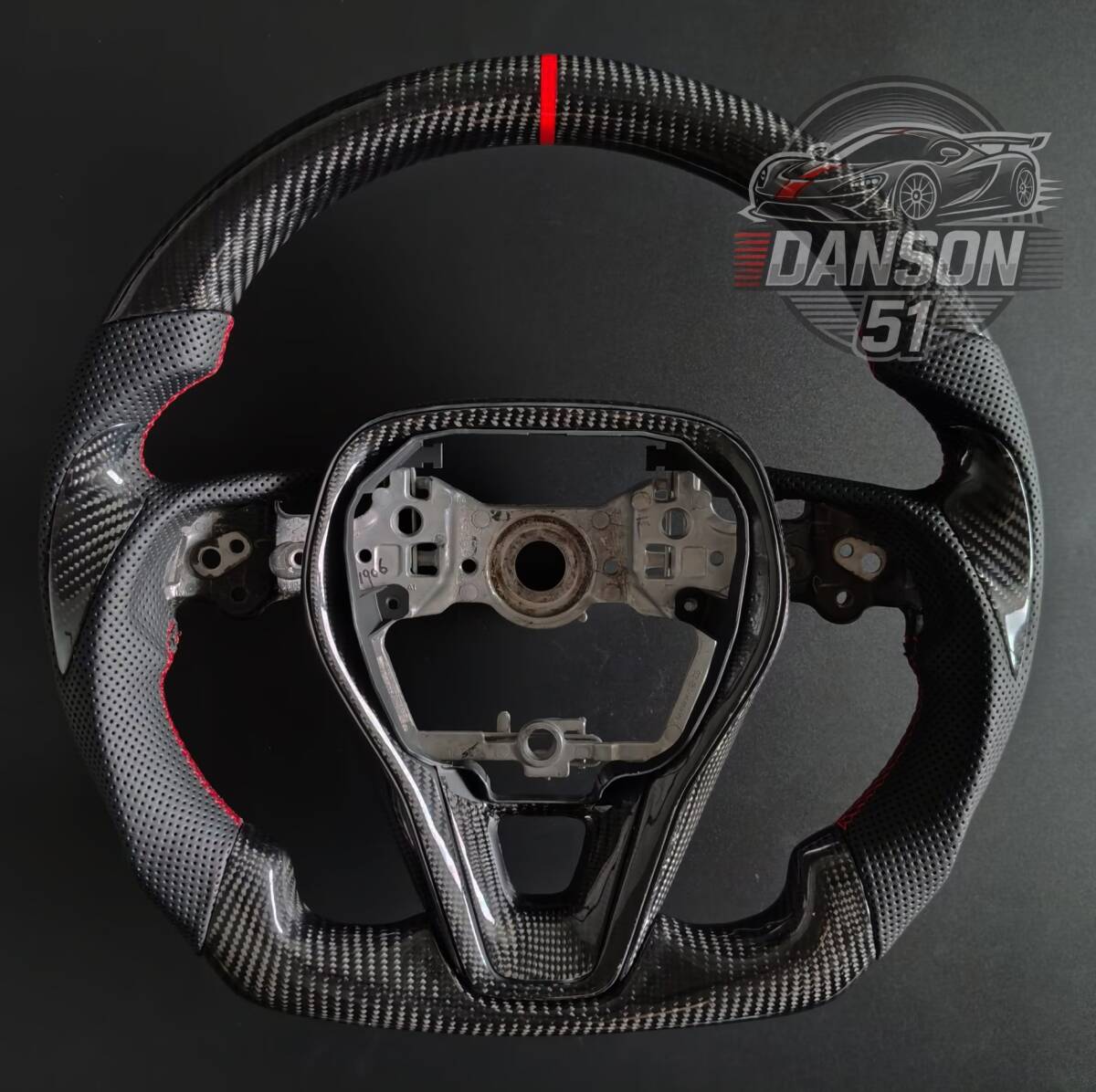 送料無料リアルカーボン・パンチングレザー製  トヨタ RAV4 50系PHV クラウン220系 カムリ カローラステアリング 黒カバー付く拍卖