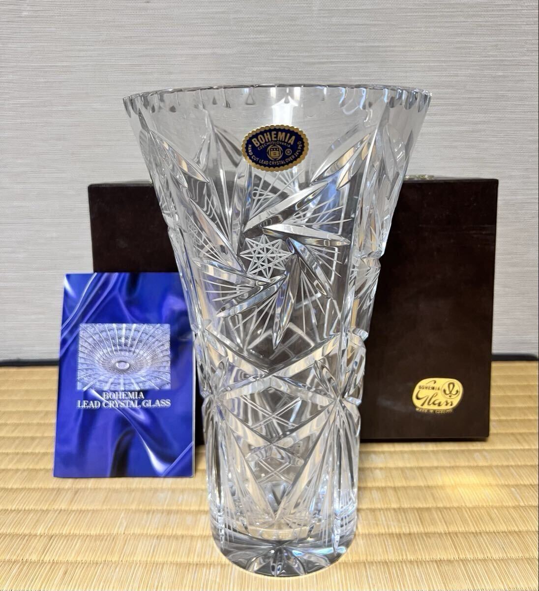 【 BOHEMIA ボヘミアガラス花瓶】チェコスロバキア製 花瓶 シール 共箱 栞 高さ26cm ハンドカットレッドクリスタルガラス ガラス伝統工芸品拍卖