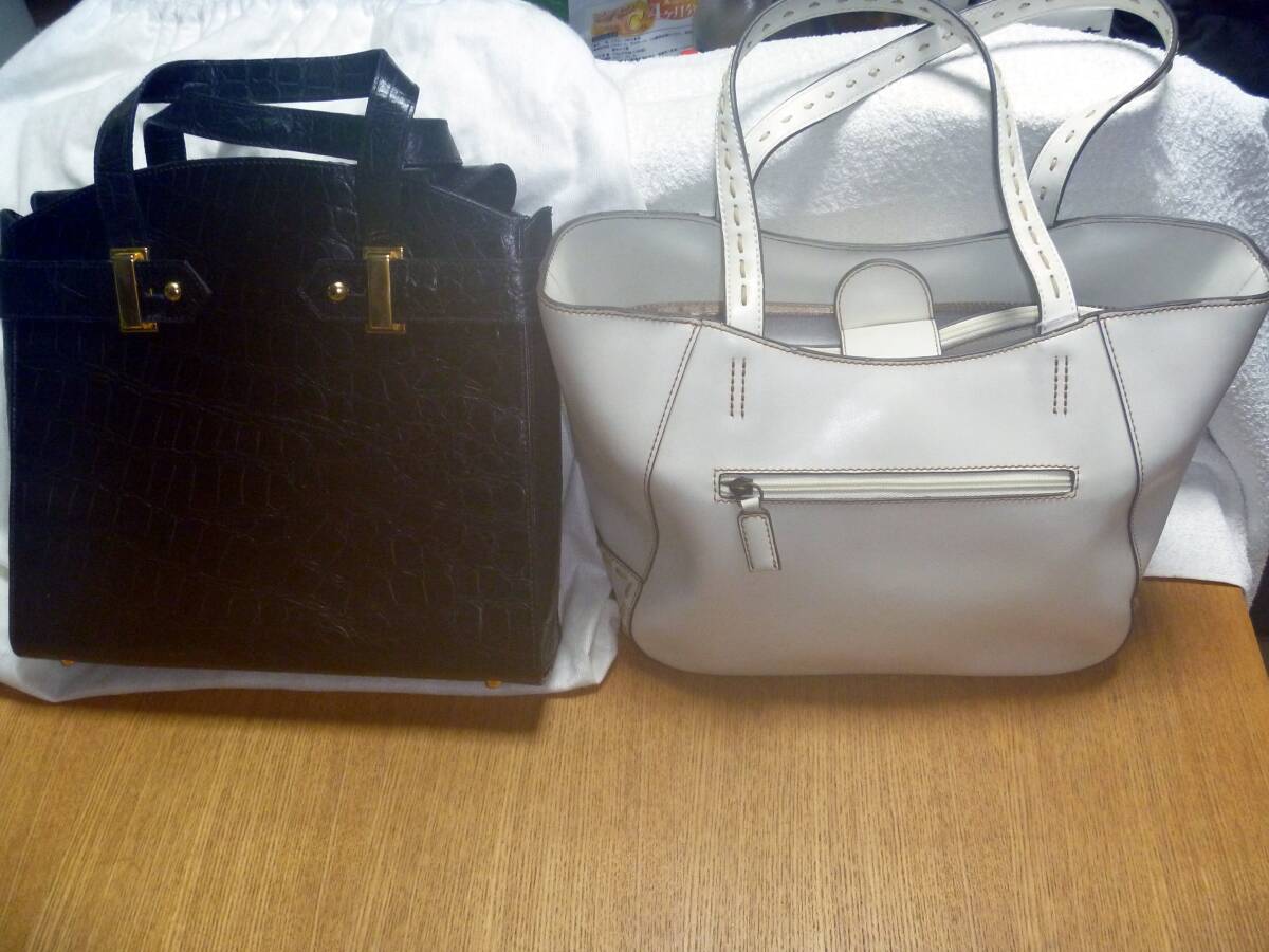 革ハンドバッグ ブラック + 革ハンドバッグ ベージュぽいホワイト の2点セット 未使用倉庫保管品拍卖