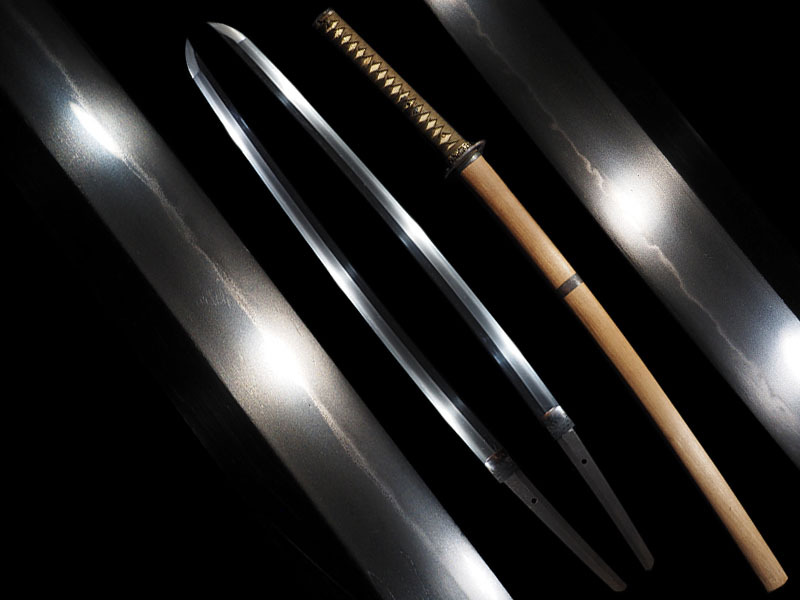 小乱れがかる見事な刃文の一振り 刃こぼれなくガタつきのない軍刀拵入り 切先鋭く堂々たる太刀姿拍卖