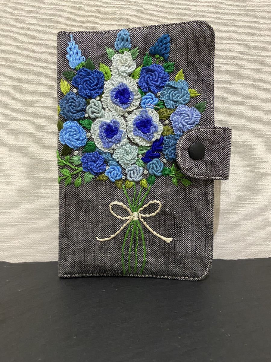 ☆ハンドメイド ☆マルチケース No 4 お薬手帳入れ 通帳入れ 母子手帳入れ プレゼント 手刺繍 リネン 花束 ブルー拍卖