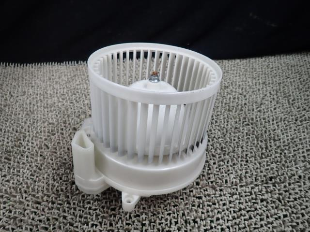 eKクロス 4AA-B38W ヒーターブロアモーター W13 MQ714772拍卖