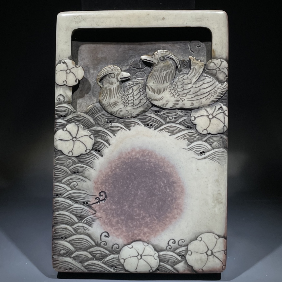 旧蔵 中国四大名硯-端硯 本場のオシドリ水遊び紫衣玉帯硯 寓意深刻 彫工精細 包漿醇厚 古硯 時代硯 極細工 中国古玩 骨董品 古美味 8.6拍卖