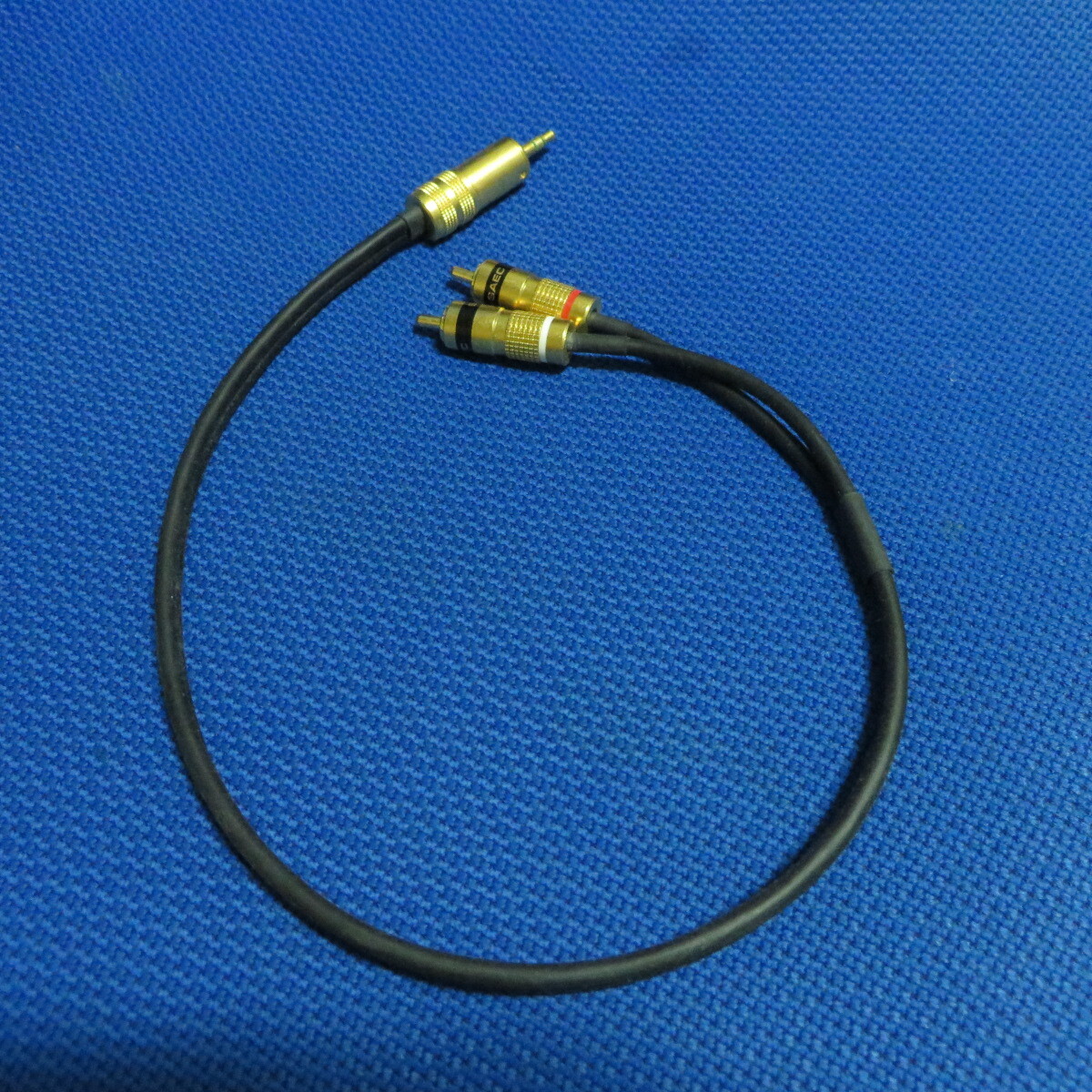 SAEC サエク、ケーブル、ステレオRCA(左右)<->ステレオミニプラグ、ケーブル長50cmくらい。ジャンク。断捨離処分。拍卖