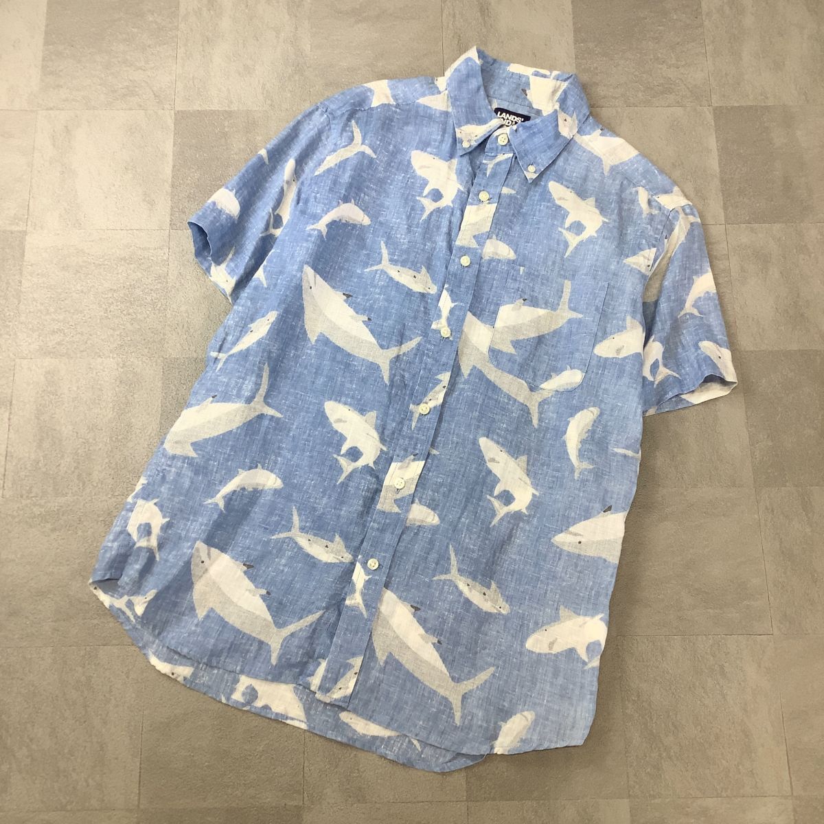 美品 【爽やかなリネン100%】 LAND’S END ランズエンド 総柄 サメ柄 リネン ボタンダウンシャツ メンズ M ブルー拍卖