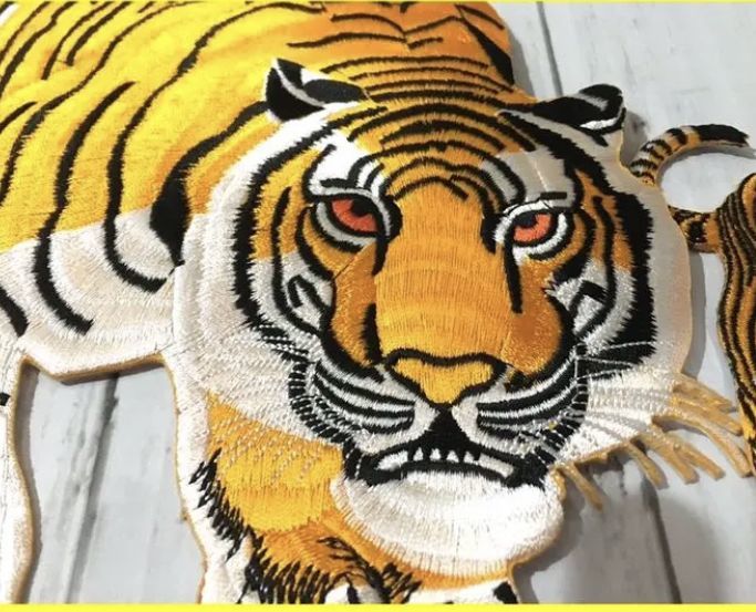 送料込み!!超特大 アイロン接着刺繍ワッペン◆虎 トラ 全身 左◆阪神 ユニフォーム などにおすすめ 野球 応援グッズ拍卖