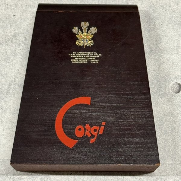 激レア CORGI 木製 スタンド ディスプレイ インテリア コーギ 王室御用達 イギリス ニットブランド ウッド製 入手困難 希少 石瀬7018拍卖
