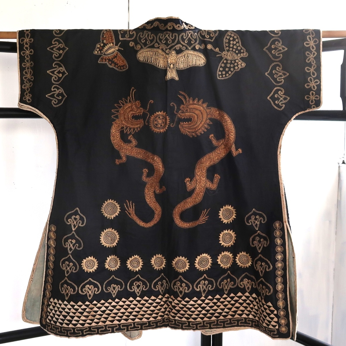 時代物 民族衣装 龍 蝶 金糸 刺繍 内側紙 詳細不明 少数民族 アンティーク 古布 古裂 襤褸 民藝拍卖