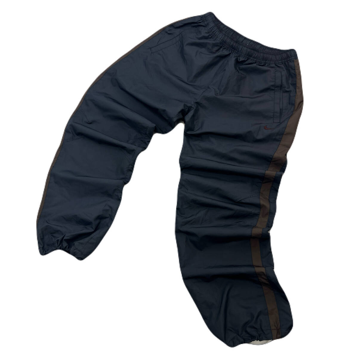 ナイキ ナイロンパンツ 裾ドローコード付 ダークグレー ブラウン メンズ Mサイズ 【 スポーツにもカジュアルにも 】 NIKE ●Ja8847拍卖