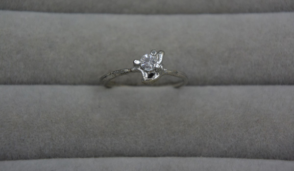 (■82)ラインストーンのついた銀色のリング拍卖