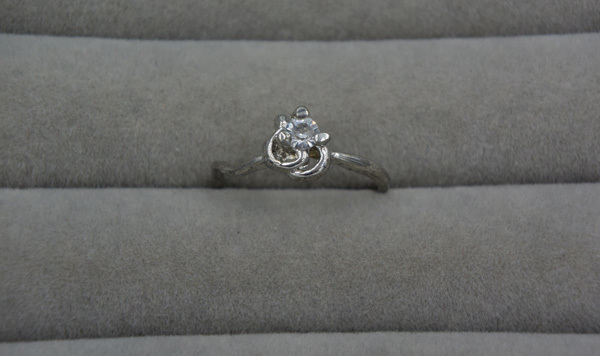 (■84)ラインストーンのついた銀色のリング(難あり)拍卖