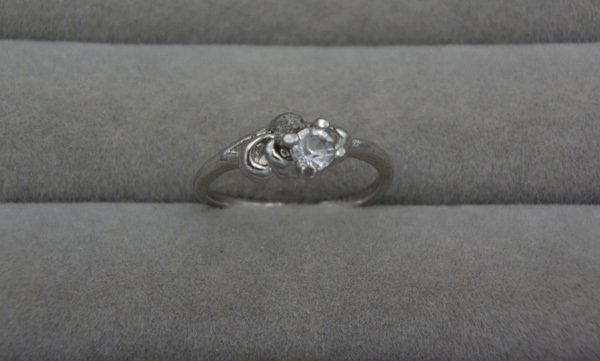 (■85)ラインストーンのついた銀色のリング(難あり)拍卖