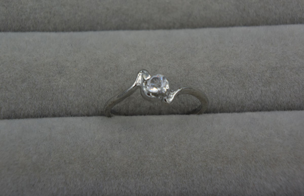 (■81)ラインストーンのついた銀色のリング拍卖