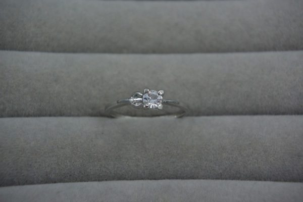 (■88)ラインストーンのついた銀色のリング拍卖