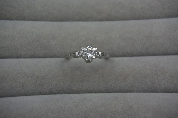 (■108)ラインストーンのついた銀色のリング拍卖