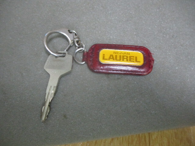 日産自動車・ローレル・ブタケツ C130 当時物 中古キー&レザーキーホルダー 美中古拍卖