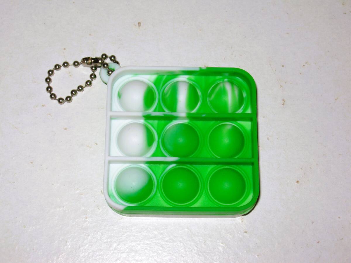 新品【プッシュポップ キーホルダー 1個】カラフル ポップイット プッシュポップバブル ストレス解消 イライラ解消 無限プチプチ 小物拍卖